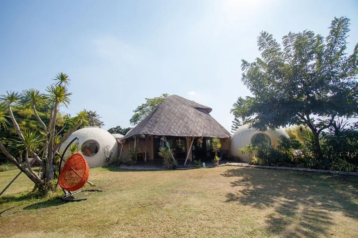 The garden lawn and thatched sala at Baya